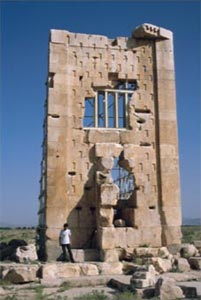 La tour appelée depuis le Moyen-Âge Zendan-i Solaiman (''la prison de Salomon'')