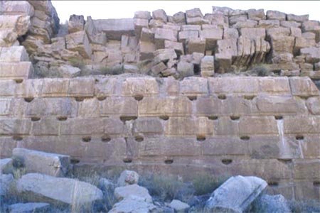 La plateforme appelée Takht-i Solaiman, construction en pierres appareillées, de l'époque de Cyrus